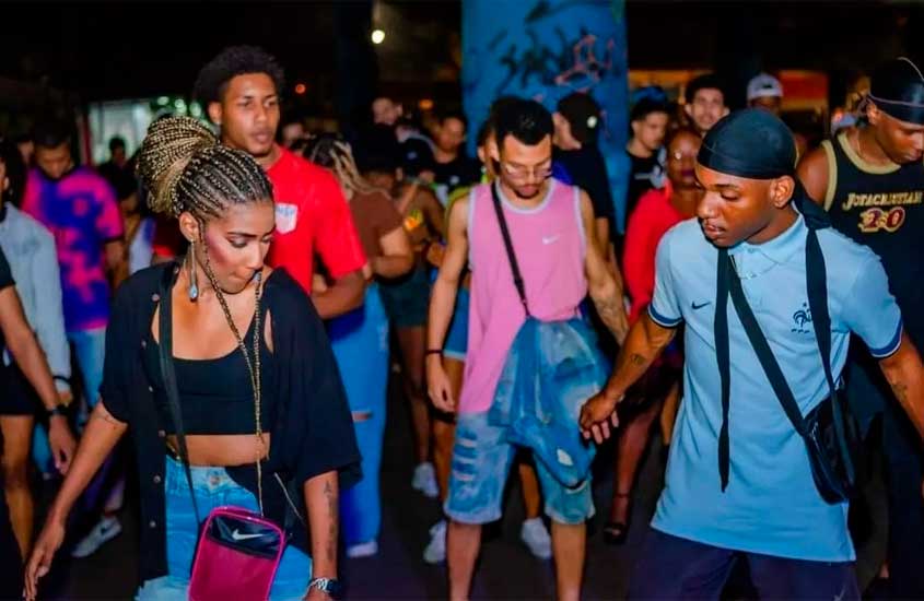 Jovens dançando em grupo durante um baile de rua, com música, expressão cultural e energia coletiva.