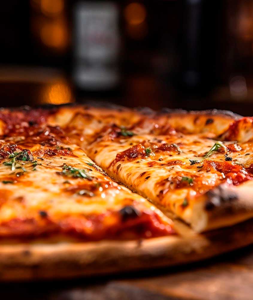 Pizza de queijo com molho de tomate e ervas, servida em tábua de madeira.